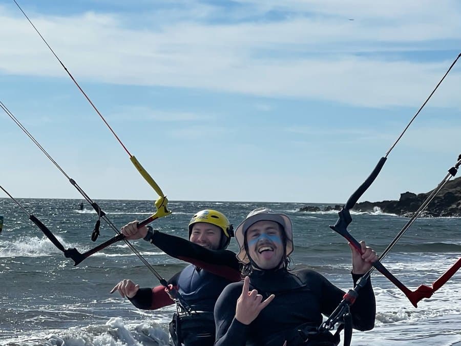 Kursanci kitesurfingu na plaży El Médano Teneryfa - Surf Bonjo
