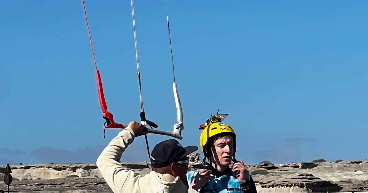 Lekcja indywidualna kitesurfingu Teneryfa El Médano - instruktor z kursantem Surf Bonjo